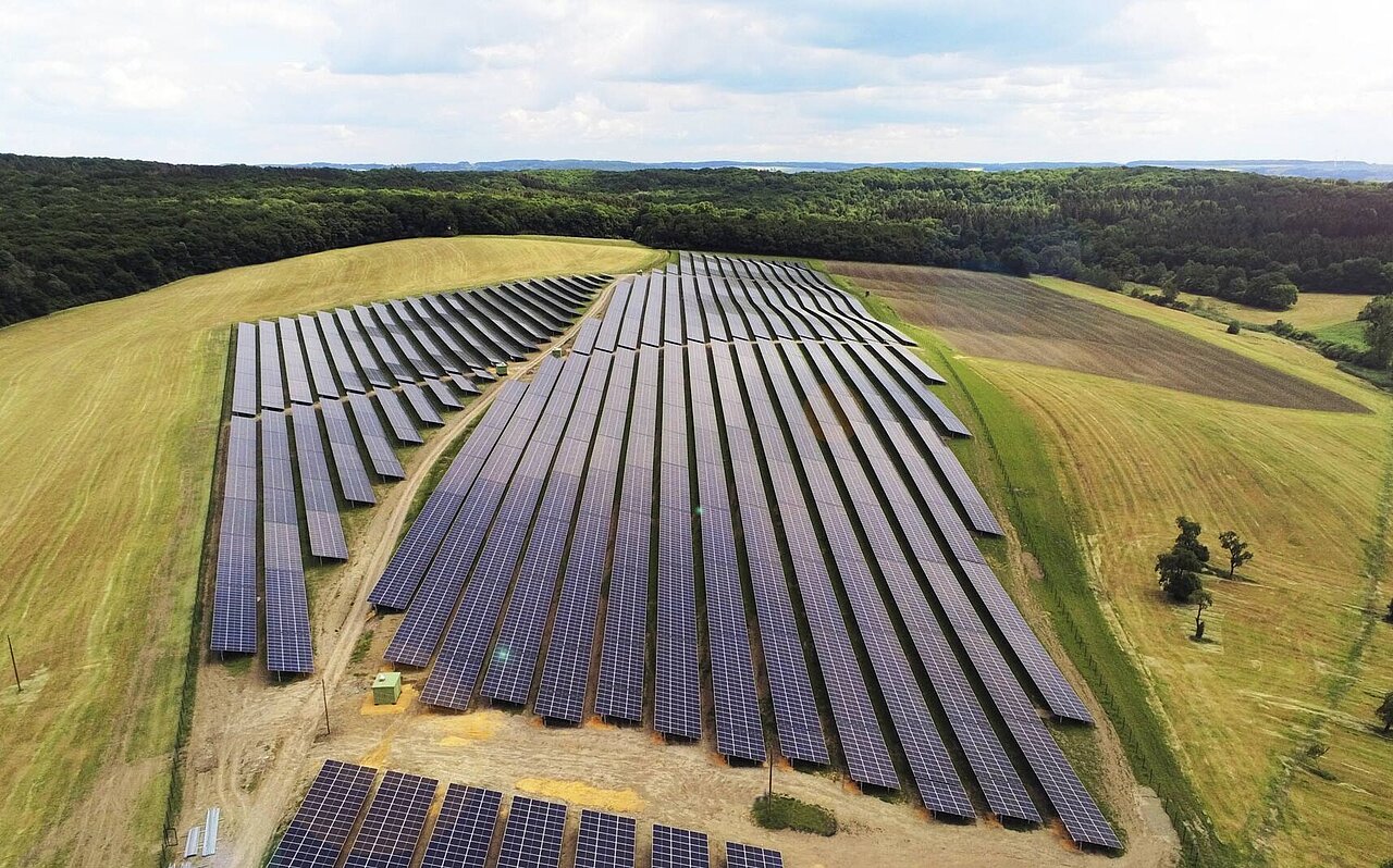 Picture of a SENS solar park in Bettingen in the middle of a green environment
