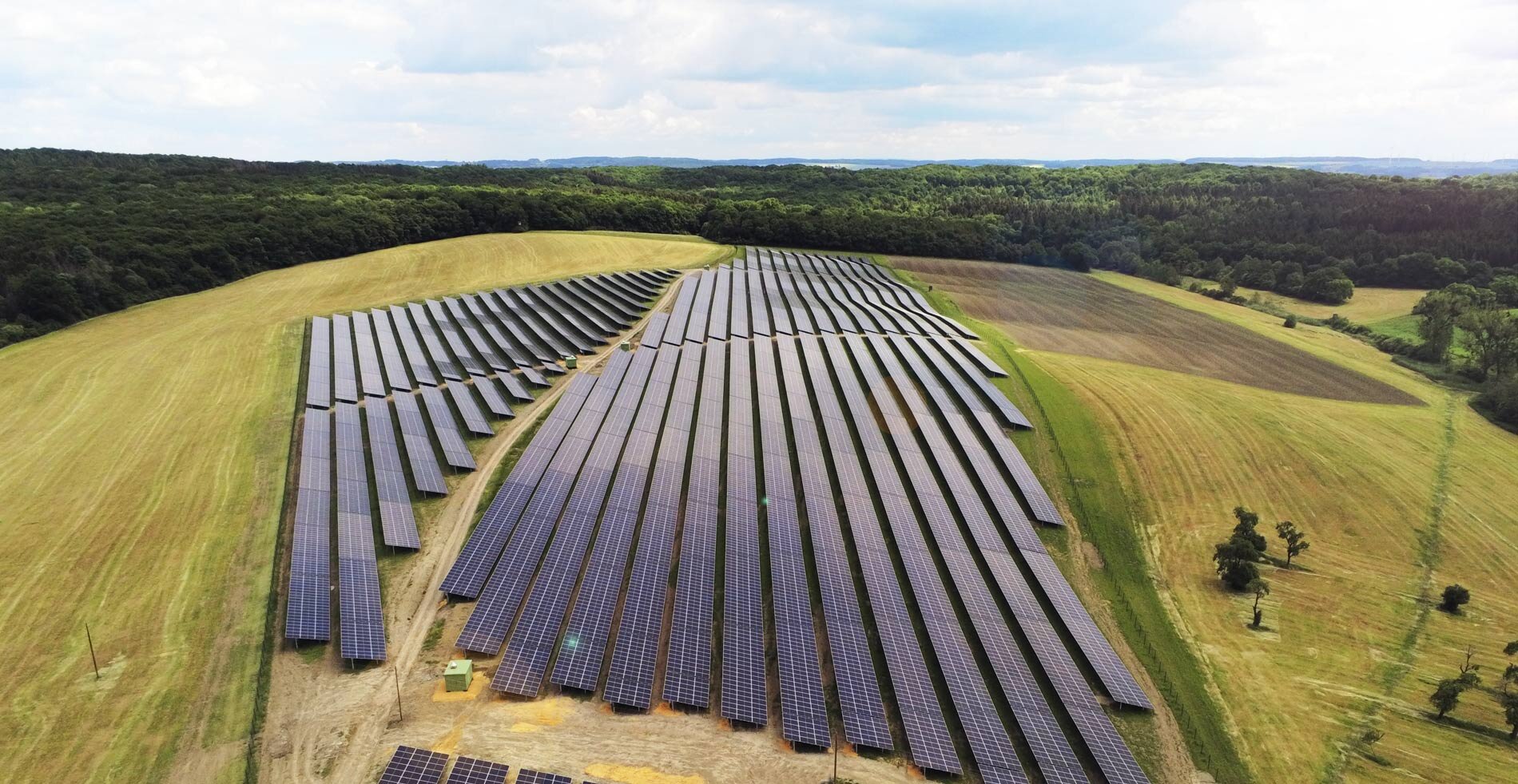 Bild eines Solarparks von SENS in Bettingen inmitten einer grünen Umgebung