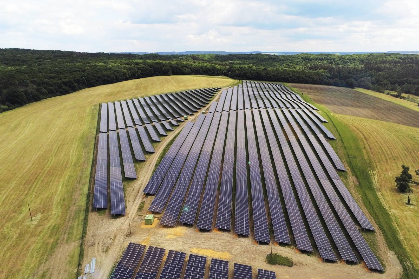 Picture of a SENS solar park in Bettingen in the middle of a green environment