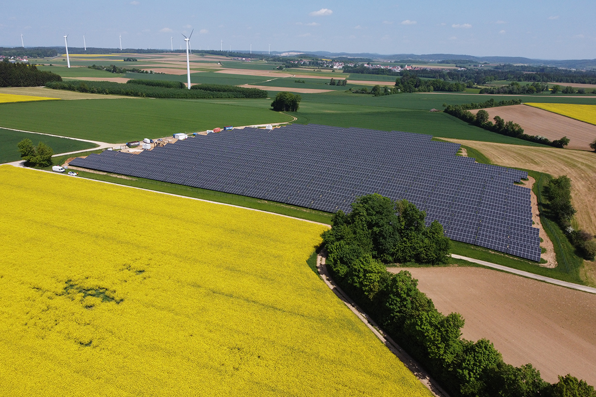 SENS errichtet drei Solarparks in bestehendem Windpark für die Windpower GmbH 