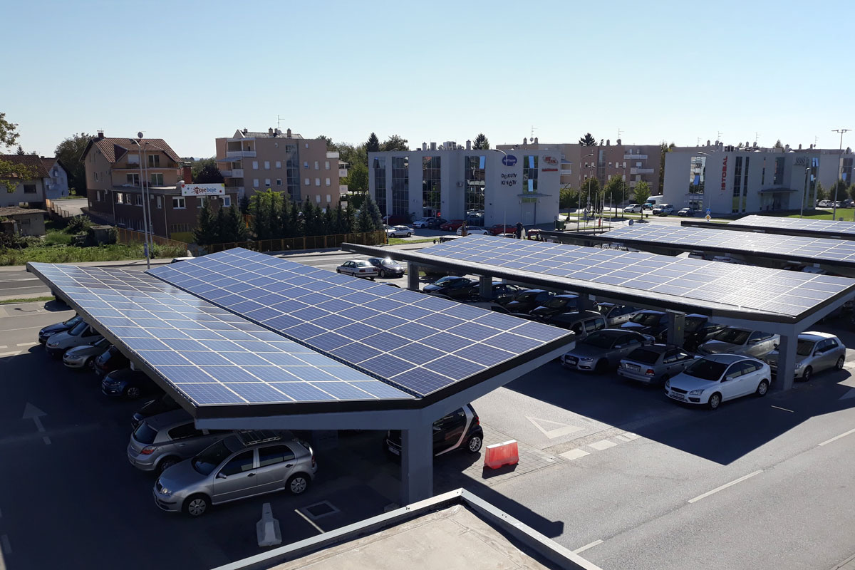 Photovoltaikanlage, deren Strom direkt für das Laden der hier parkenden E-Mobile genutzt werden kann.