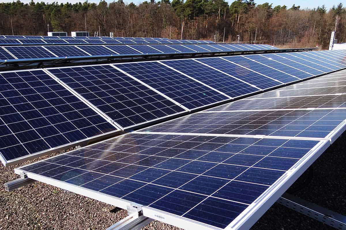 PV-Dachanlage Ost-West-Aufständerung Iqony Solar Energy Solutions