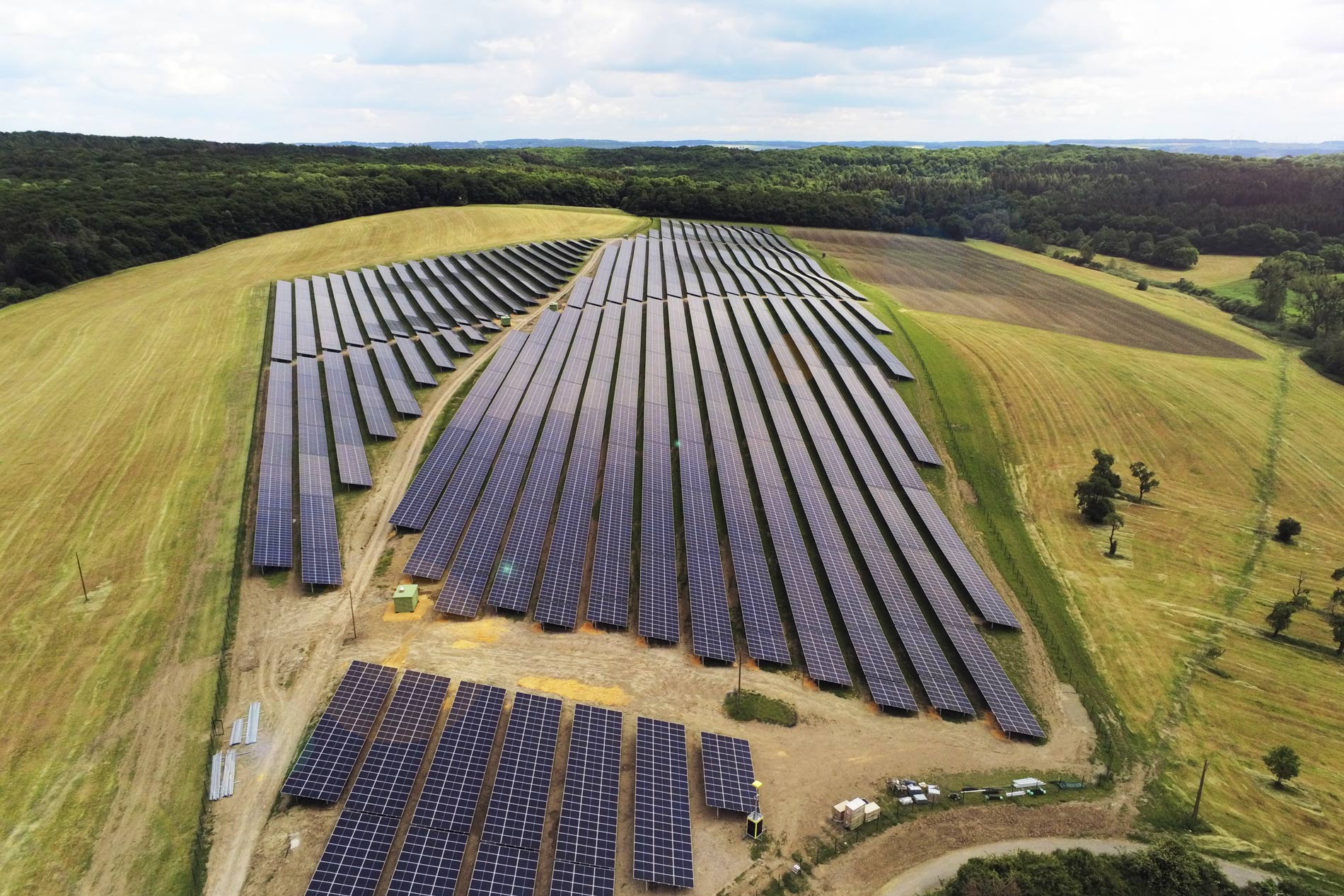 Picture of a SENS solar park in Bettingen in the middle of a green environment